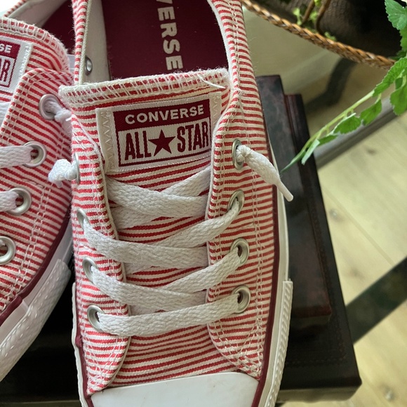 Converse Shoreline Red/White Stripe - Size 9 - Picture 2 of 5